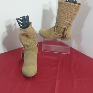 Coolway Tan Ankle Boots Women’s Size 37 US SZ 6. Condition is Pre-owned.